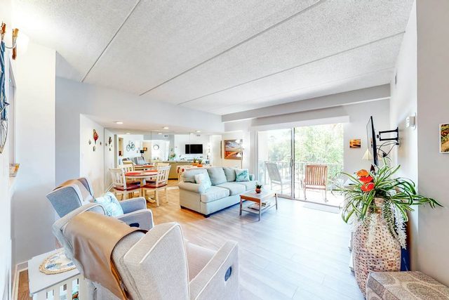 Beautifully remodeled villa near the beach with tennis, pickleball, & pool