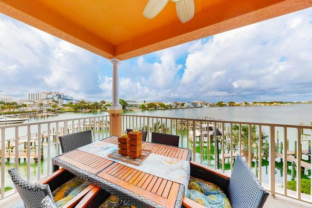Beautiful condo minutes form beach with WiFi AC and pool One dog OK