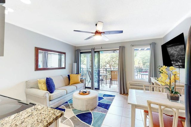 Charming condo with pool & balcony - steps to beach, walk to Coligny Plaza