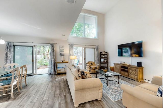 Harbour Town villa with courtyard view & pool - close to shops & restaurants