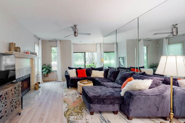 Inviting villa with on-site golf, tennis and pool plus 2 patios, games