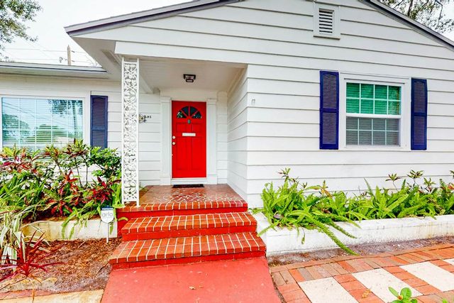 Charming cottage with patio and WD walk to the Bay Bay and North Shore Park