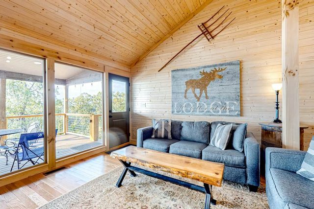 Serene Douglas Lakefront Home, 2 Decks, Game Room