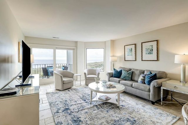 Beach-view 4th-floor condo with balcony, outdoor pool, elevator, BBQ area, W/D