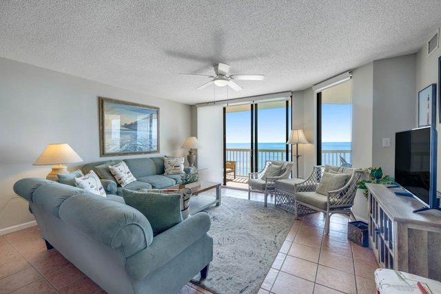 Oceanfront, third-floor villa with great views, balcony & 2 shared pools