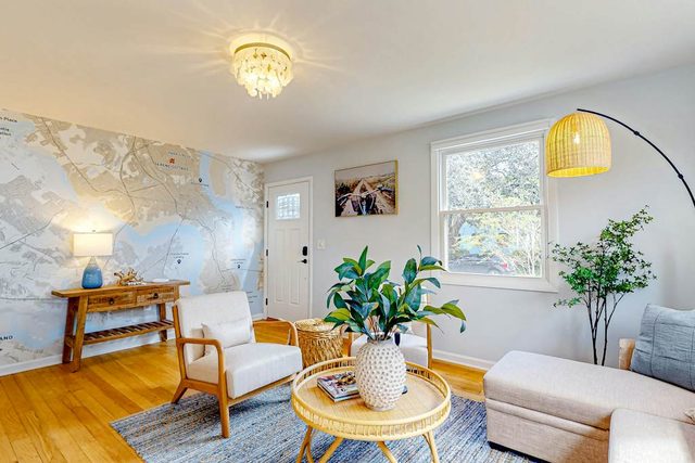Delightful sun-filled getaway w/ patio, W/D, & AC - close to Park Circle