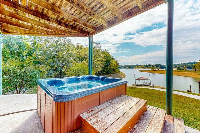Boat Ramp Access, Hot Tub, Private Lake Dock