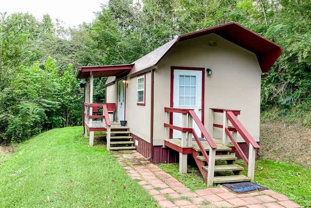 Newly Renovated Cozy Cabin, Sleeps 2, Near Downtown