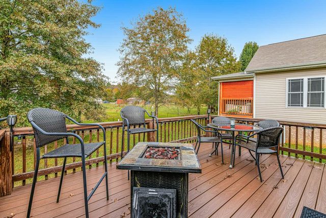 Dog Welcome Cottage Near Smokies, Sleeps 4, Firepit