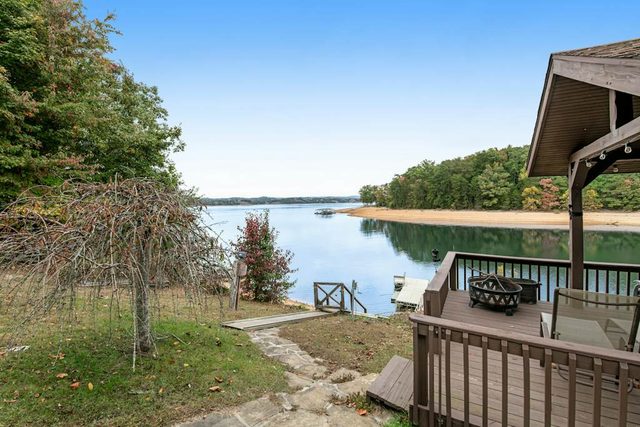 Lakefront Home, Dock, Covered Deck , Fire Pit, Dogs OK
