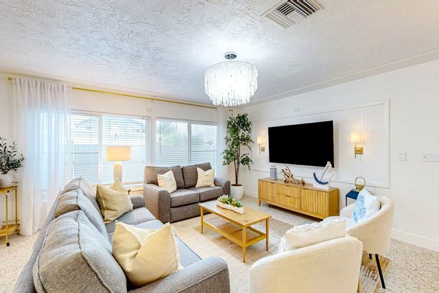 Luxury island home with game room bikes and quick beach access dog friendly — Redington Shores, FL