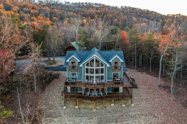 Luxury mtn home w game room, hot tub, gym, & theater, free attraction tickets