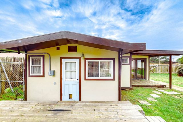 Eco-Conscious Home with Spacious Yard & EV Charger — Fort Bragg, CA