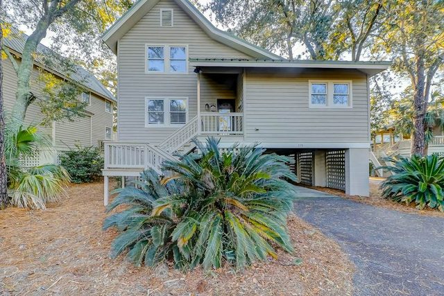 2nd-floor home with screened balcony, on-site tennis, & pool - near beach