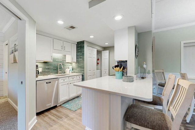 Inviting villa with pool, tennis, & balcony - close beach access
