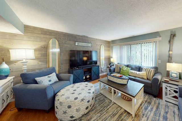 Golf course view condo with WiFi, central AC, and access to pool - near ocean