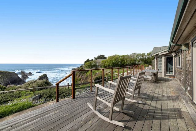 Luxe Remodeled Oceanfront Home on the Bluff