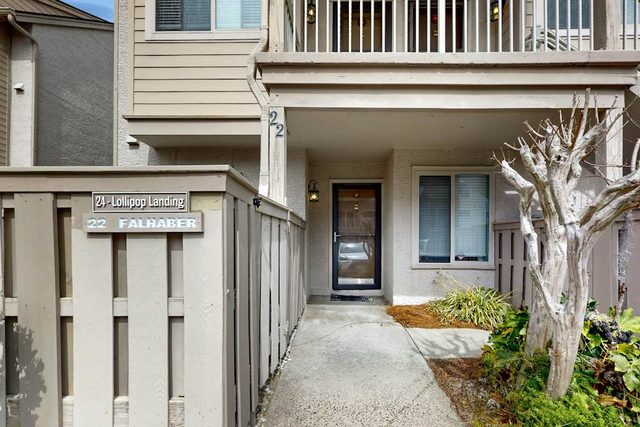 Downtown condo with pool & tennis - quick beach access, W/D, patio, central AC
