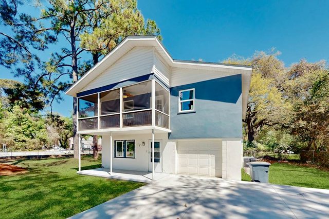 Spacious house by the beach with screened balcony & central AC
