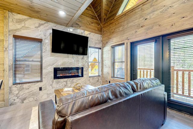 Luxe Cabin, Sleep 10・Indoor Pool・Home Theater・Deck