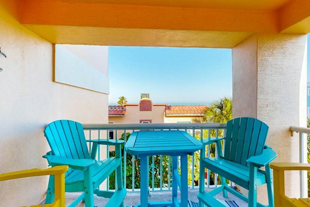 Oceanfront condo with Shared Pool Ocean View High Speed WiFi and Central AC