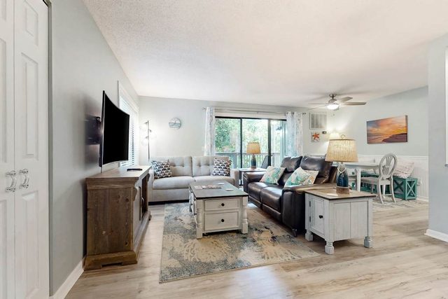 Beautiful 1st floor condo, 15 mins walk to Coligny Plaza