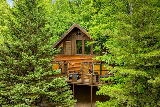 Charming Luxe Cabin, Sleeps 6・Hot Tub・Game Loft
