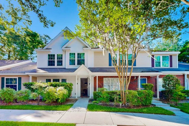 Modern townhouse close to shopping, night life and restaurants