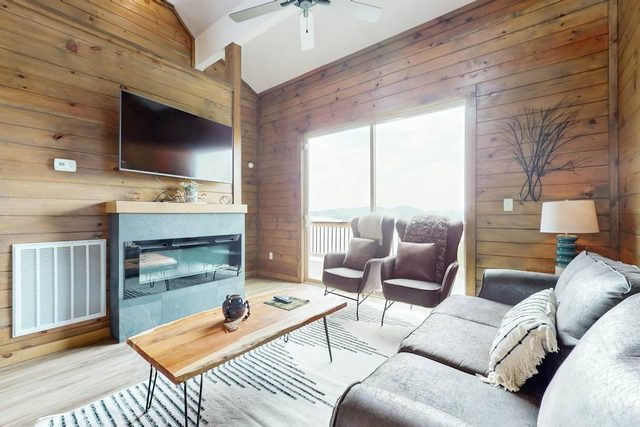 Lakefront Views, Hot Tub, Dock Access, Fireplace