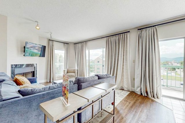Top-Floor River & Mtn View Condo・Sleeps 6・Pool