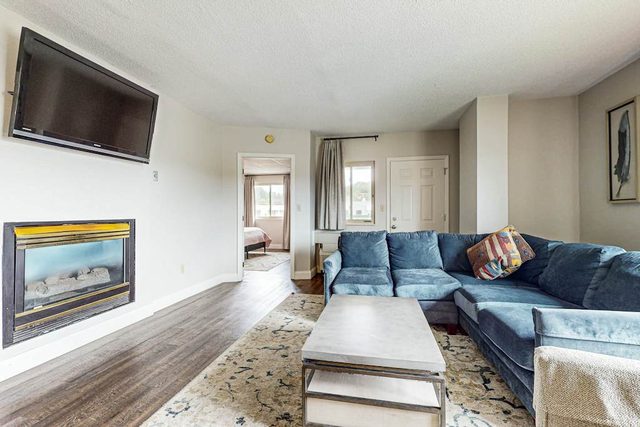 River Views Stay, Pool Access, Walk to Parkway