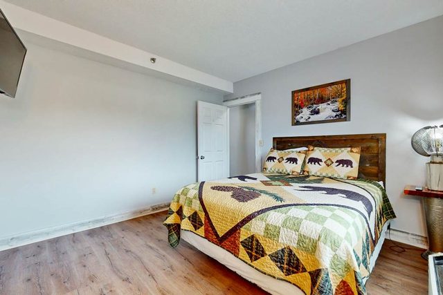 Steps to Parkway・Pool Access・Gated Condo Stay・View