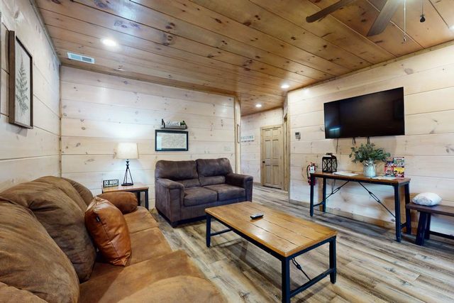 Charming Mtn Retreat, Sleeps 8, Hot Tub, Grill