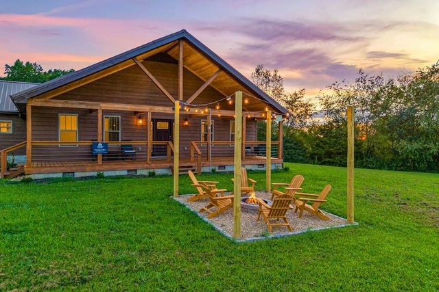 Idyllic Cabin, Sleeps 8, Hot Tub, Games, Free Ticket