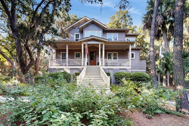 Coastal house with a central location to all island amenities