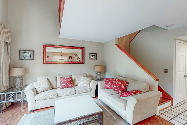 Wonderful Townhome with pool, tennis and quick walk to beach