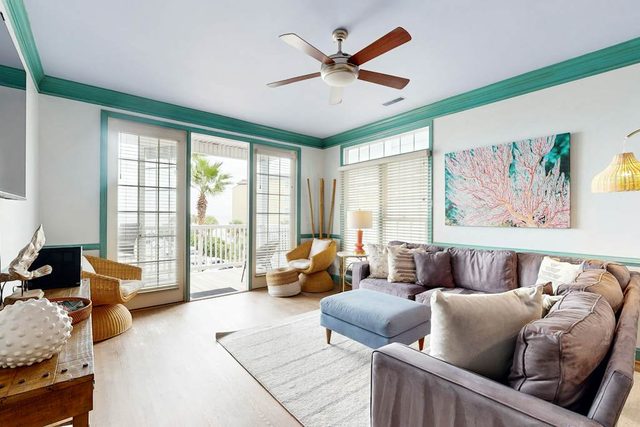 Second-level abode w/ ocean views, private balcony, shared pool