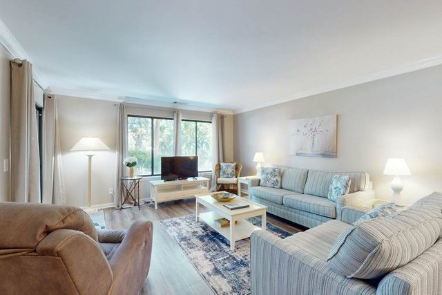 Snow Bird Friendly, ground-floor island gem with pool access - walk to beach