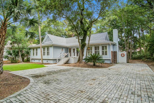 Stunning home, close to beach with large deck, pool & outdoor shower