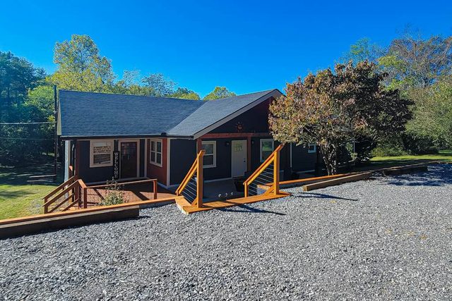 Cozy Home, Sleeps 6, Hot Tub, Fire Pit