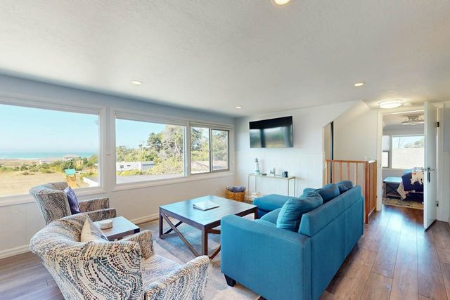 Ocean View Apartment - Beach Access, Yard, Bikes