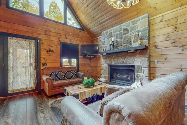 Tranquil Cabin, Sleeps 8, Screened Porch, Firepit