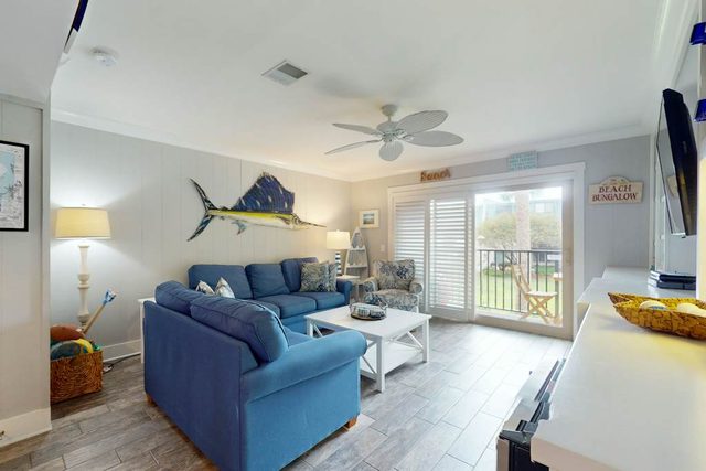 Coastal condo- close to Coligny Plaza, Beach with shared pool