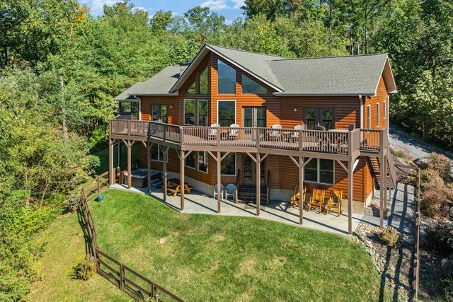 Spacious Mtn View Home, Sleeps 10, Hot tub, Grill