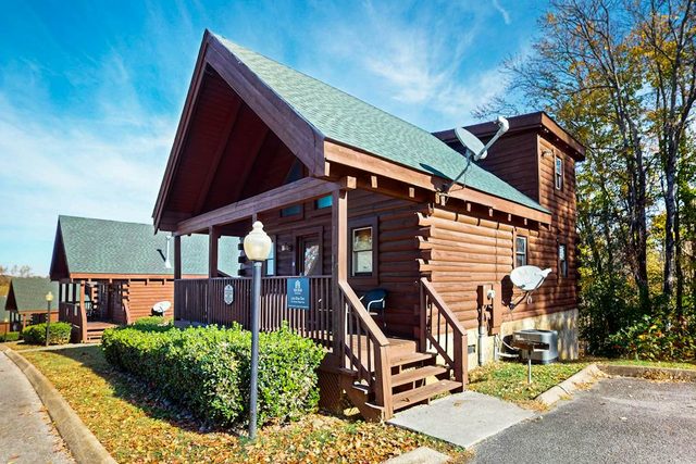 Adorable log cabin with front-back deck and hot tub