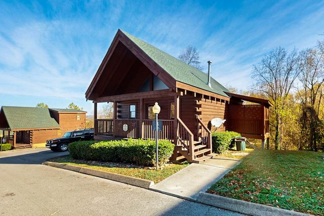 Log Cabin, for 6, Hot Tub, Pool Access, Near Parkway