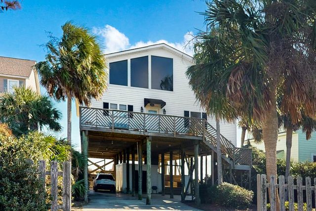 Spacious oceanfront home w/ stunning views, large deck - private access to beach — Folly Beach, SC