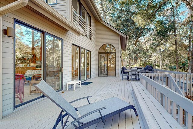 Private home with large deck and views of a lagoon – walk or bike to the beach
