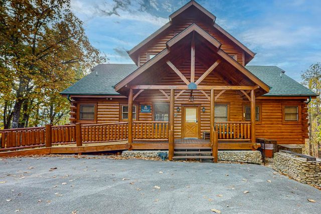 Cabin Hot Tub, Sleeps 18, Mobility Friendly Access