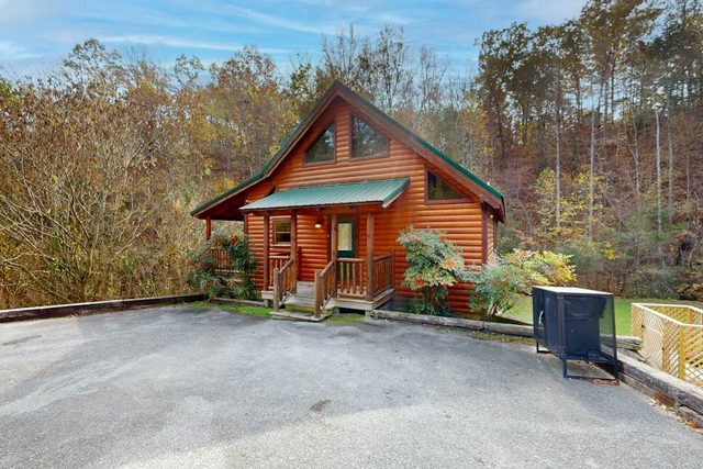 Charming Cabin, Sleep 6, Hot Tub, Pool Table, Theater